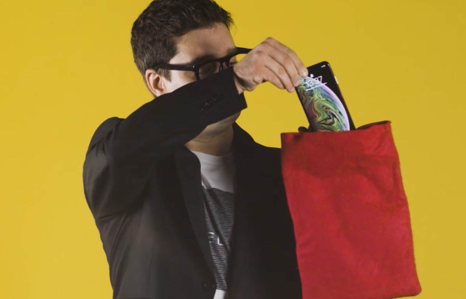 Invisibag by Rafael Baltresca and João Miranda (Red)