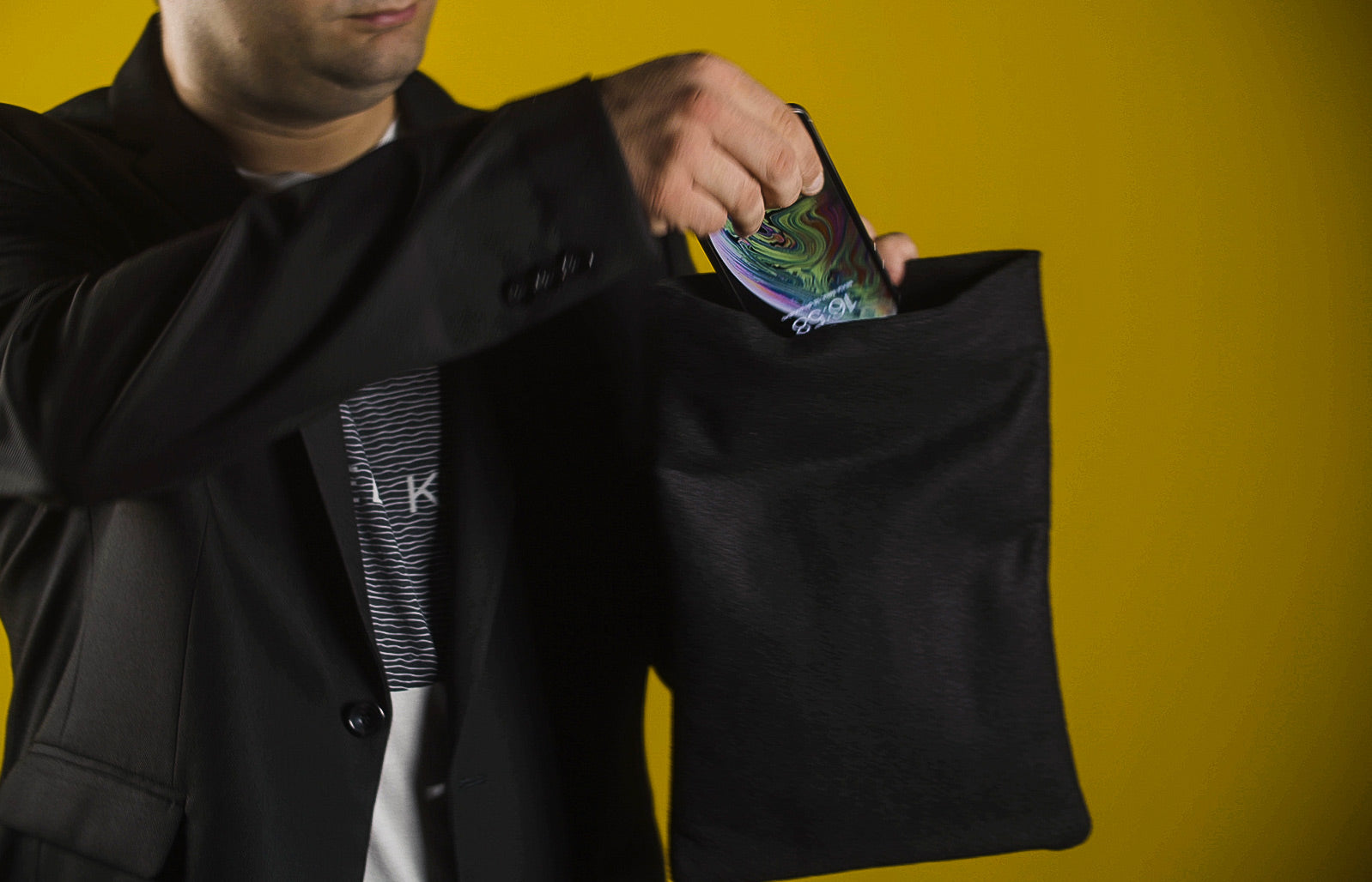 Invisibag by Rafael Baltresca and João Miranda (Black)